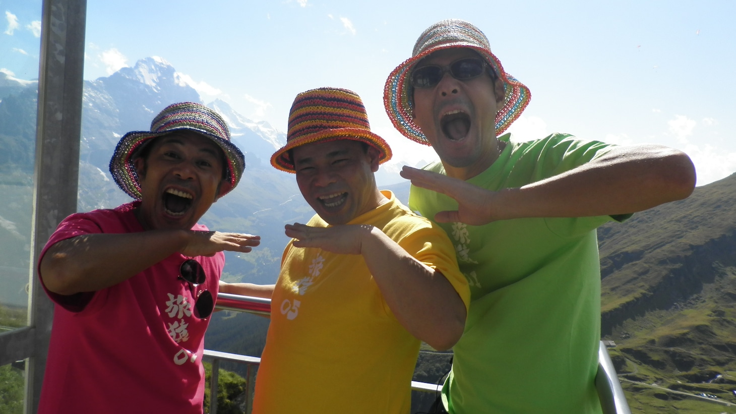 「東野・岡村の旅猿SP プライベートでごめんなさい…スイスでキャンプの旅」に出演する（左から）ナインティナイン岡村、ジミー大西、東野幸治。(c)