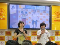 自分たちのDVDが置かれている付近のほかのCDを気にする2人。隣はSUPER JUNIORとのことで、「SUPER JUNIORさんね……」とリアクションに困った様子だった。