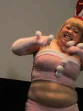 ダンスを踊る渡辺直美。