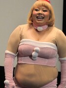 ダンスを踊り終えた渡辺直美。