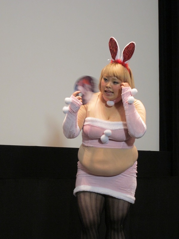 うちわであおぐ渡辺直美。