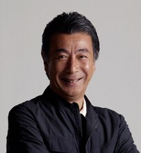 スパニチ!!「日本列島！ダジャレっとう!!」に「ダジャレコミッショナー」として登場する高田純次。