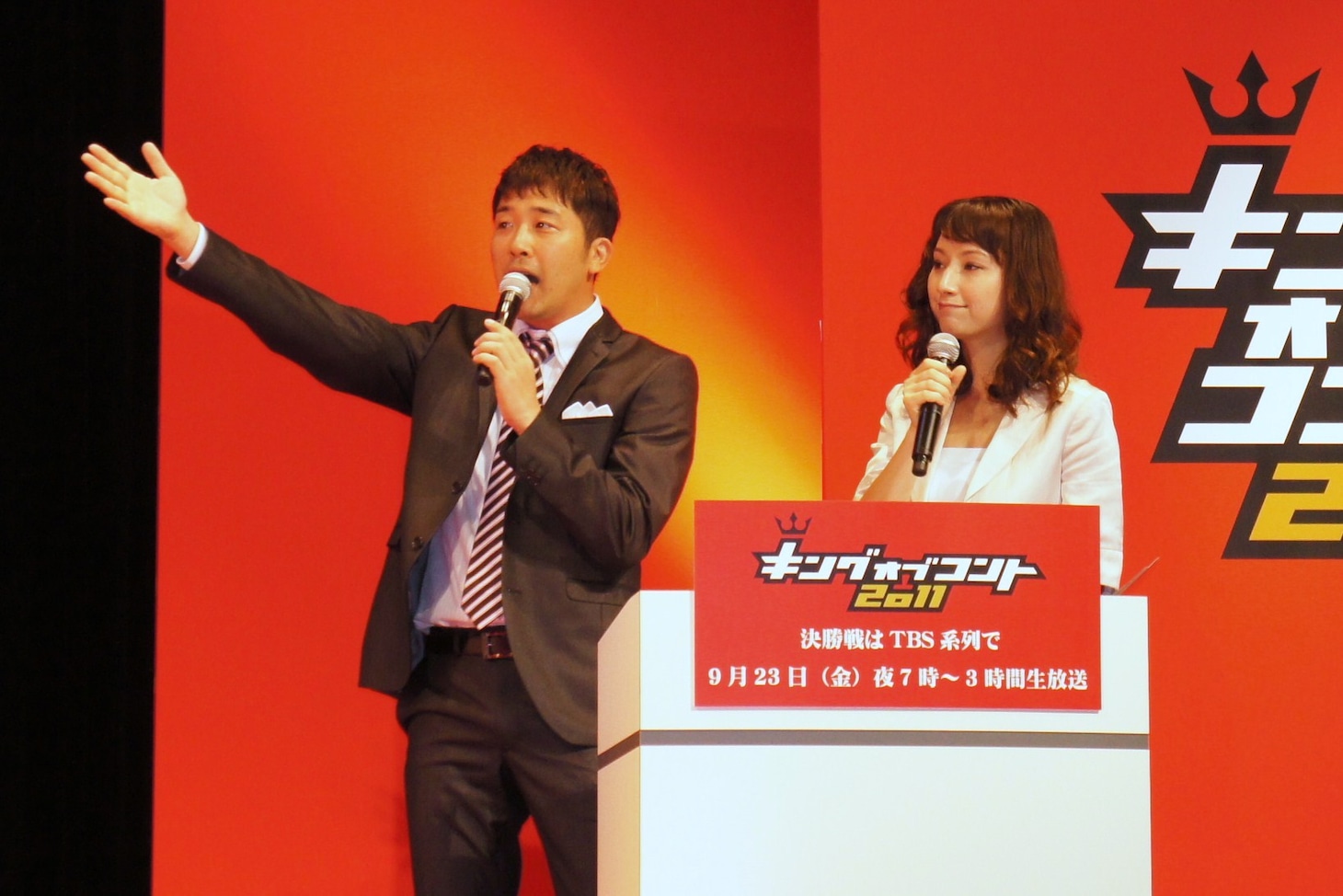 会見の司会を務めたあべこうじ（左）と加藤シルビア（右）。