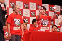ネタ順抽選会の模様。写真はラブレターズ。