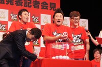 ネタ順抽選会の模様。写真はロバート。