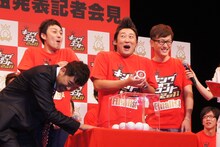 ネタ順抽選会の模様。写真はロバート。