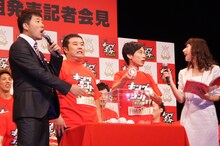 ネタ順抽選会の模様。写真はインパルス。