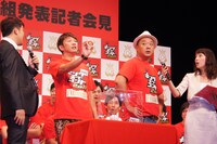 ネタ順抽選会の模様。写真はTKO。
