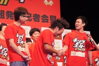 ロバート。公約として「優勝できなかったら山本を切る」と秋山。「最高のパートナーだから本当は切りたくないんだけど……」と泣きながら山本と固く握手。