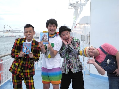 DVD「R-1ぐらんぷり2011」の発売記念イベント「くるっと納涼クルージング」に出演したCOWCOW多田、佐久間一行、オモロー山下、GO!皆川（左から）。