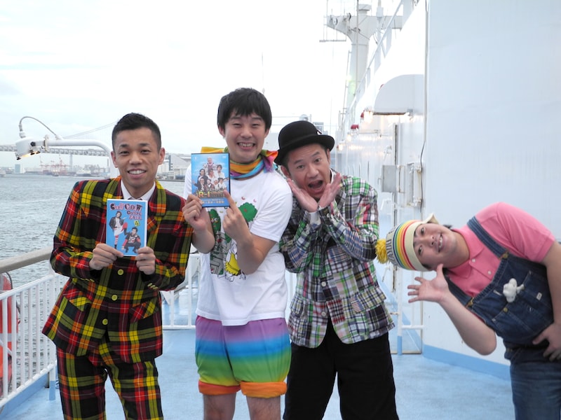 DVD「R-1ぐらんぷり2011」の発売記念イベント「くるっと納涼クルージング」に出演したCOWCOW多田、佐久間一行、オモロー山下、GO!皆川（左から）。