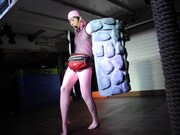 「R-1ぐらんぷり2011」で爆笑をさらった「井戸」のネタを披露する佐久間一行。