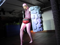 「R-1ぐらんぷり2011」で爆笑をさらった「井戸」のネタを披露する佐久間一行。