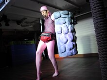 「R-1ぐらんぷり2011」で爆笑をさらった「井戸」のネタを披露する佐久間一行。