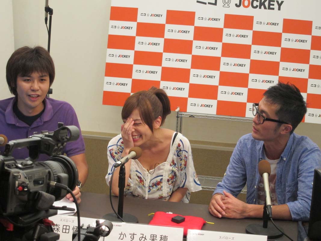 スパローズに用意された“秘密のボタン”と直結していると思われる“謎の紐”が、かすみの胸からしっかり見えており「（エロじゃないと）騙すために大人たちがいろいろ考えたのに！」とスパは注意。