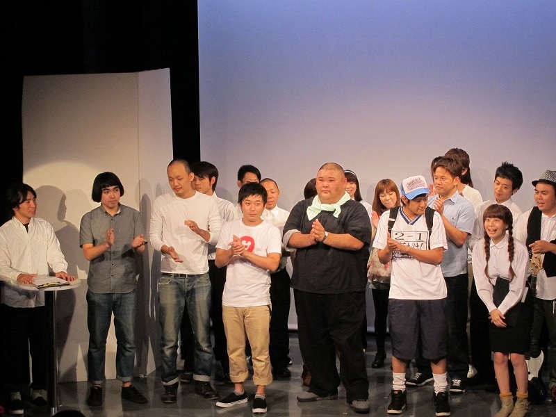 前半を終えてのトーク。片山は自身の作品について聞かれると「『美男ですね』の悲鳴が忘れられなくて、自分のコントについては忘れてしまった」と語った。