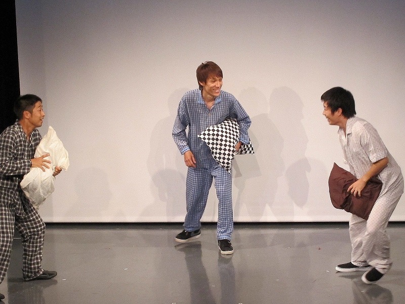 コントNo.16 オキャディー作「枕投げ部」。枕投げの練習に励む部員たちだったが、突然安田がやめると言い出す。オキャディーは「団長がまぁセリフを覚えない。そのうえ練習せえへん」と苦労を語った。
