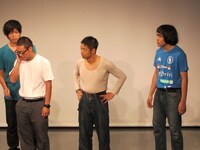 コントNo.9 ピーマンズスタンダード吉田作「ラーメン屋」。ラーメン屋の行列に無理やり割り込もうとする中国人3人。こちらも団長がセリフを覚えなかったため、片山のセリフと何度もバッティングしてしまった。