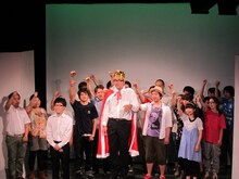 コントN0.6 いち・もく・さん・くぼた＆ほせいとよだ・ほせい作「ホセイン大統領」。民衆の前で国の現状を報告するホセイン大統領。観客のいまいちな反応に濱口は「10回見たら面白くなる」とフォロー。くぼたは「深夜のファミレスでは面白かった」と反省。