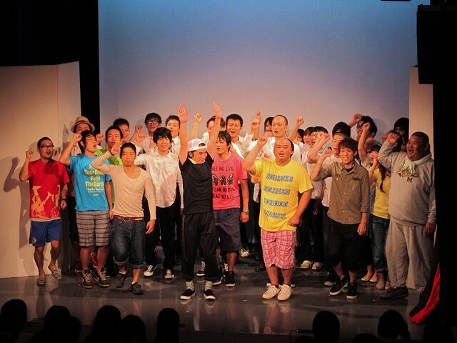 松竹芸能 新宿角座にて行われたよゐこ濱口のライブ「はまぐちコントサークル」。松竹芸人34名22組が参加しユニットコントを披露した。