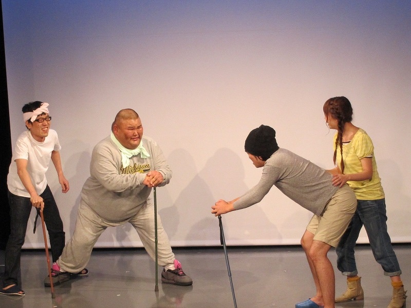 コントNo.4 ヒカリゴケ片山作「じじいの暴走族」。互いの肩がぶつかってしまった老人2人。そこから老人ホームの名を賭けた戦いが始まる。