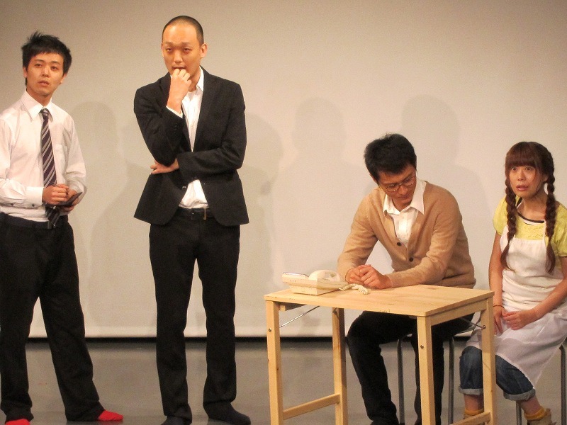 コントNo.7 ピーマンズスタンダード南川作「集中できない」。子どもを誘拐された夫婦のもとに来た刑事2人。夫婦の心配をよそに刑事は家の間取りが気になる。南川は早々にかんでしまい「テンパって、子どもの名前を後半間違えた」と反省。