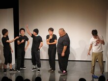 コントNo.5 パワフルコンビーフ・コウタ作「ゴキブリ」。右に家主のたぬきごはん宍倉、左にゴキブリたちという設定で家主をなめてかかるゴキブリたちを表現。コウタは「みんな楽しくなってきて、リハと違うことをし始める」と自らも楽しそうに語った。