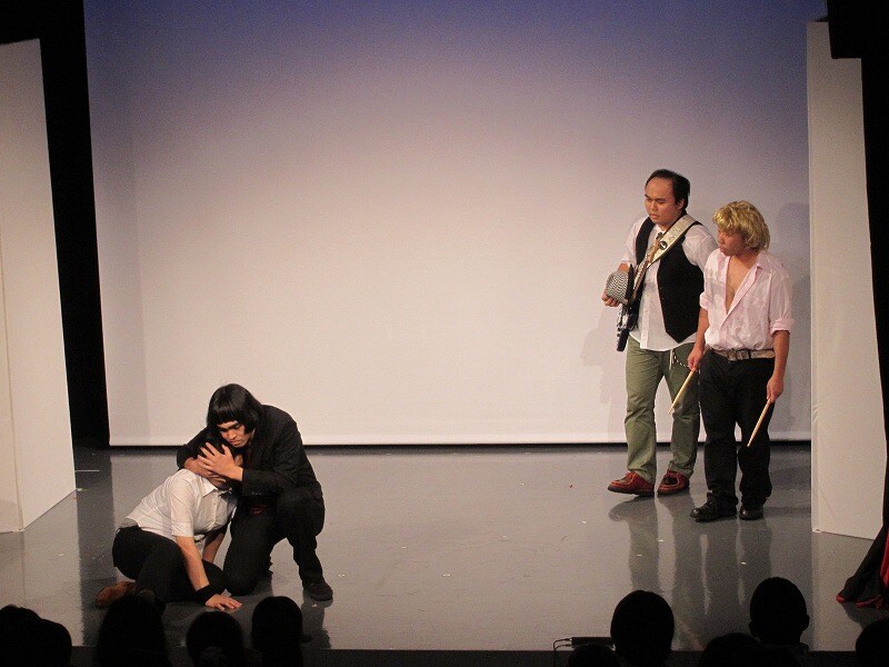 コントNo.11 安田大サーカスHIRO作「美男ですね」。影アナは「強烈ですね。ボケのセリフが1つもないのに笑える」とコメント。HIROは「みんなに感動してもらおうと思って作りました」と自身の初作品について説明。