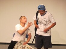 コントNo.21 キャッチャー寺本作「お父さん」。自分の名前の由来を父親に聞く子ども。これまでおじいさんか子ども役しかやったことがない加藤は「いつも3人なのに2人だから緊張した」とコメント。