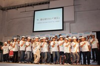 ぺんぎんナッツ稲野の持ちギャグ「がんばっちゃっても、いいんじゃないの？」に合わせてポーズを決める芸人たち。桂三枝も息ぴったり。