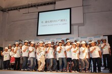 ぺんぎんナッツ稲野の持ちギャグ「がんばっちゃっても、いいんじゃないの？」に合わせてポーズを決める芸人たち。桂三枝も息ぴったり。