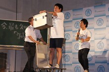 「振動実験」で震災時の揺れを疑似体験するぺんぎんナッツ稲野。