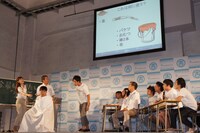 岩手県代表の「住みます芸人」アンダーエイジが、簡易トイレの設置方法を実演。