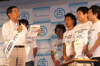 減災公開授業の修了証を手渡された桂三枝（左端）。