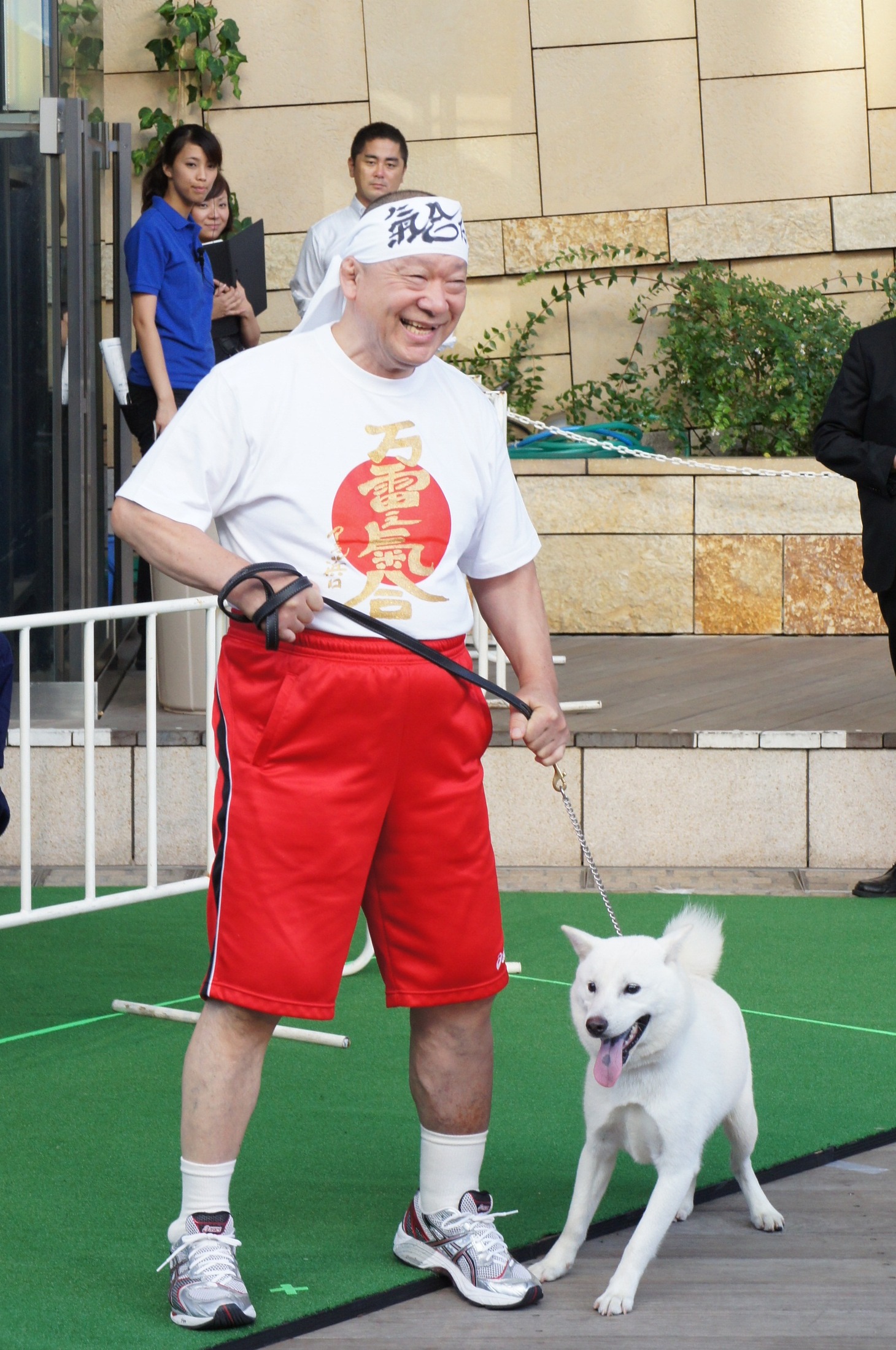 アニマル浜口と北海道犬。