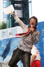 アニマル浜口のテンションに触発されて雄叫びをあげる古坂大魔王。