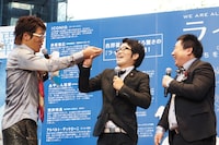 古坂大魔王（左）に「ヨッシャヨッシャ！」、相方の塚地（右）に「かわいい奴よ」と動物のように愛でられていた鈴木（中央）。