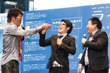 古坂大魔王（左）に「ヨッシャヨッシャ！」、相方の塚地（右）に「かわいい奴よ」と動物のように愛でられていた鈴木（中央）。