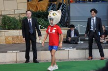 猫のかぶりもので登場した猫ひろし。