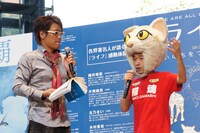 「猫をかぶってきました」と話す猫ひろし（右）。