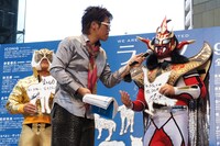 タイガーマスク（左）と獣神サンダー・ライガー（右）に話を聞く古坂大魔王（中央）。