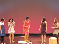 トップリード新妻、流れ星・瀧上、オジンオズボーン篠宮、かもめんたる槙尾、キャン×キャン玉城、ななめ45°下池の女子会コント。槙尾は声まで女性のようで会場がどよめいた。