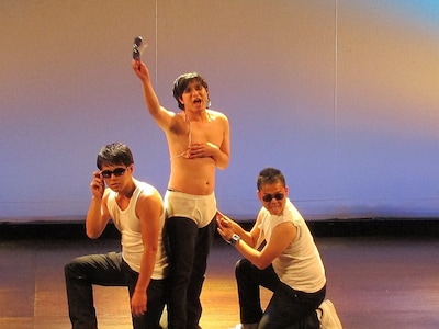 「Poker Face」をセクシーに踊りきったLADY WAGA。客席から登場するなどのパフォーマンスで観客を喜ばせた。