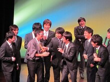 スーツを中央線に置き忘れたダブルブッキング黒田。メンバーの協力で衣装の浴衣をスーツ仕立てに。ネクタイは、ななめ45°土谷の手作り。