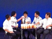 ビアガーデンでビールを頼みすぎた男性たちは、ジャンケンで負けた人が飲むという遊びを始める。