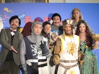 「モンティ・パイソンのスパマロット featuring SPAM」キャストのユースケ・サンタマリア、池田成志、賀来賢人、ムロツヨシ、マギー、皆川猿時、彩吹真央。戸次重幸（TEAM NACS）は欠席。