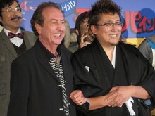 企画・脚本・演出を担当する福田雄一はモンティ・パイソンの大ファン。メンバーのエリック・アイドルに腕を組まれる。