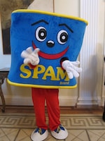 会場にはSPAMくんもお祝いに駆けつけた。エリックも「真面目な会社がこの舞台のために日本限定の特別商品を作ってくれて、本当に感謝している」と語った。