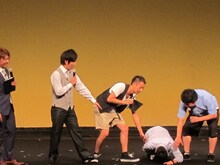 開演時間が少々押したことを土下座で謝る我が家・谷田部。