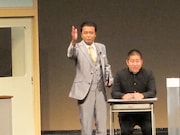 大喜利コーナーの司会を務める中山秀征。